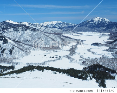 Snow-covered Ozegahara and Hiuchigatake as seen from Mt. Shibutsu Snow-covered Ozegahara and Hiuchigatake as seen from Mt. Shibutsu 121375129