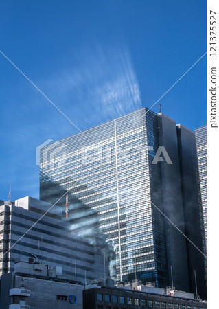 日本東京的城市景觀從廢熱和陽光反射中浮現出來的景象......大手町和其他地區的建成區景觀= 12月22日 日本東京的城市景觀從廢熱和陽光反射中浮現出來的景象......大手町和其他地區的建成區景觀= 12月22日 121375527