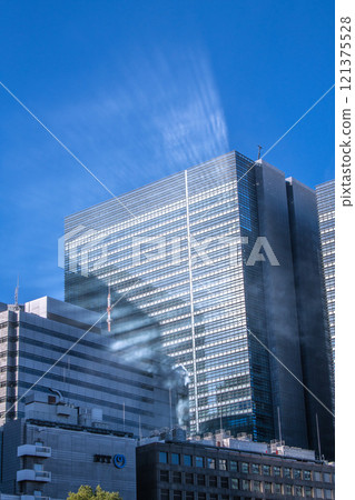 日本東京的城市景觀從廢熱和陽光反射中浮現出來的景象......大手町和其他地區的建成區景觀= 12月22日 121375528
