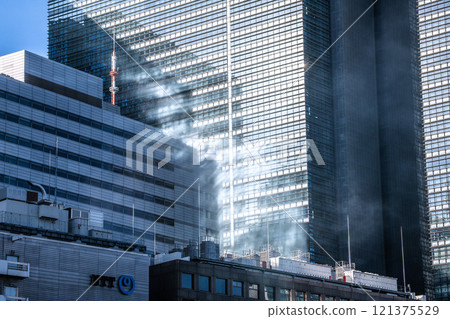 日本東京的城市景觀從廢熱和陽光反射中浮現出來的景象......大手町和其他地區的建成區景觀= 12月22日 日本東京的城市景觀從廢熱和陽光反射中浮現出來的景象......大手町和其他地區的建成區景觀= 12月22日 121375529