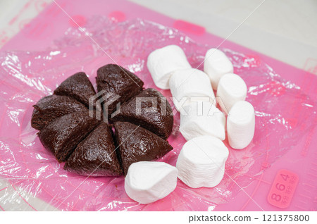 製作棉花糖餅乾 製作棉花糖餅乾 121375800