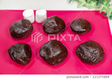 Marshmallow-covered cookie dough 121375804