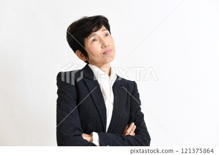一位身穿西裝、憂心忡忡的中年和老年亞洲婦女 121375864