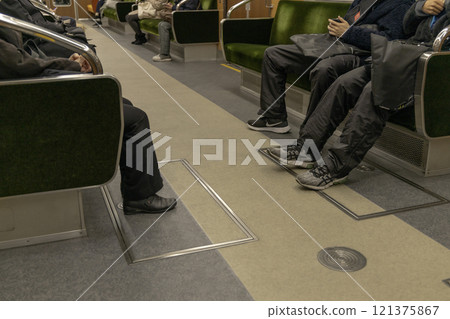 略顯空曠的地鐵車廂內部場景-2 121375867