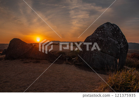 大志戶石山和日落 121375935