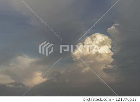 The sky is being covered with amazing clouds. 121376512