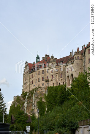 Majestic Sigmaringen Castle Perched on Rugged Cliff Above Tranquil Danube: Historic Hohenzollern Residence Showcases Medieval Architecture and Royal Collections in Picturesque Baden-Wurttemberg 121376946