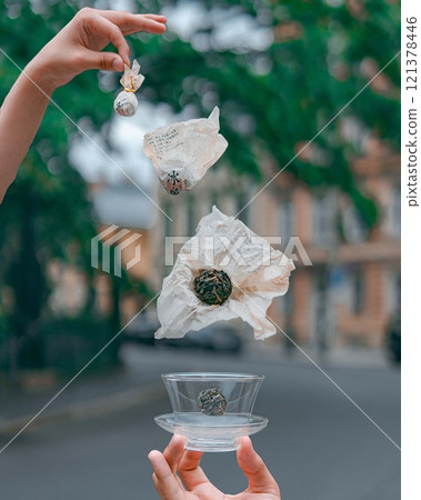 The Art of Floating Tea Leaves is All About Elegant Presentation and Aesthetic Enjoyment 121378446