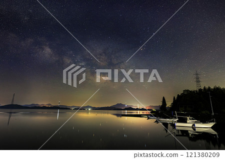瀨戶內春天的星空－漁港上空的銀河 121380209