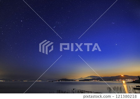 瀨戶內春天的星空:萬葉花和夕陽天空中的獵戶座 瀨戶內春天的星空:萬葉花和夕陽天空中的獵戶座 121380218