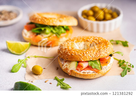 Bagel sandwich with salmon 121381292
