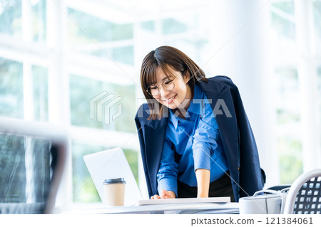 woman working on a computer 121384061