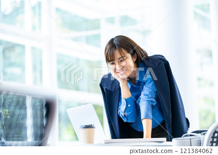 woman working on a computer 121384062