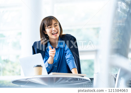 在電腦前工作的女人 121384063