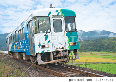 [Tosa Kuroshio Railway (TKT-8000 series)] Location: Wakai, Shimanto-cho, Takaoka-gun, Kochi Prefecture 121385954