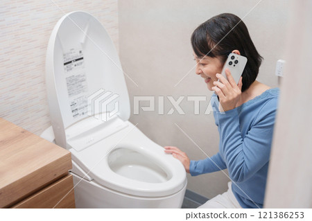 一名婦女因廁所故障打電話給自來水公司。 121386253