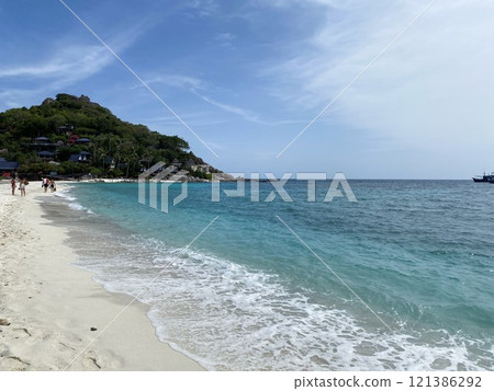 Sea foam of blue sea, white sand, blue sky 121386292