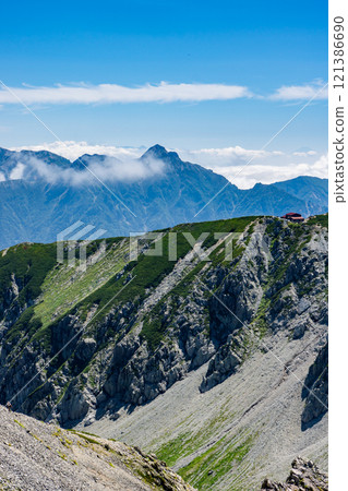 從北阿爾卑斯山頂看到的張之木山和須巴里山 攀登劍岳 121386690