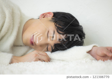 年輕人睡覺 121386770
