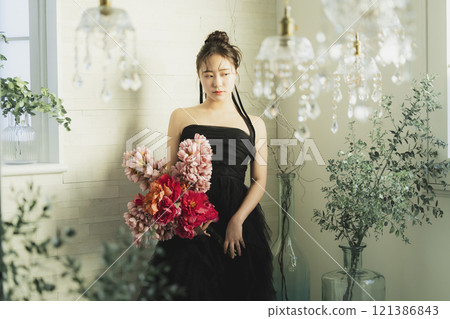 一個穿黑色連衣裙的女人 121386843