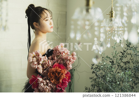 一個穿黑色連衣裙的女人 121386844