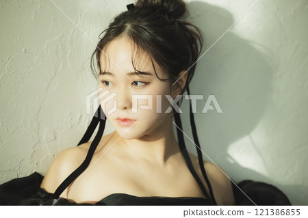 一個穿黑色連衣裙的女人 121386855