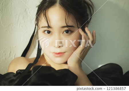 一個穿黑色連衣裙的女人 121386857