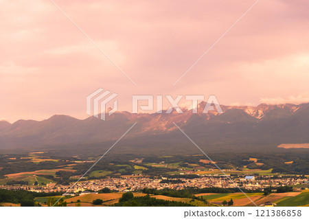 [Kami-Furano Town: Autumn sunset from Senbo Pass and the Tokachi Mountain Range] 121386858