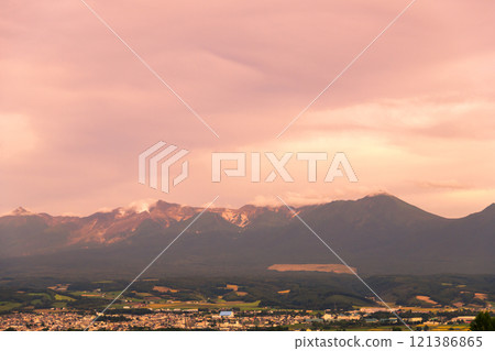 [Kami-Furano Town: Autumn sunset from Senbo Pass and the Tokachi Mountain Range] 121386865