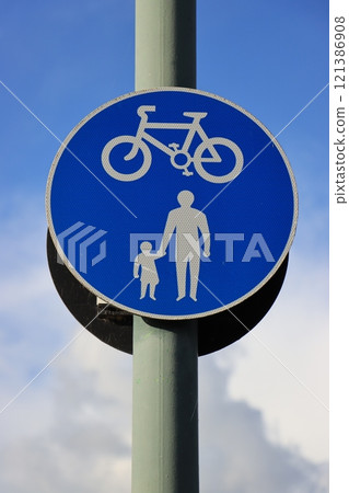 倫敦自行車和行人交通標誌 121386908