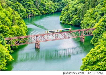 只見線 Kiha E120、Kiha 110 穿越只見川三橋 121387261