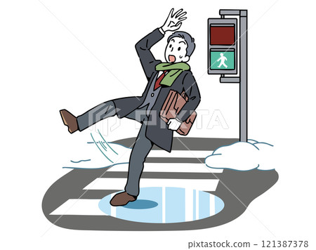 一名男子在雪路上的行人穿越道滑倒摔倒 121387378