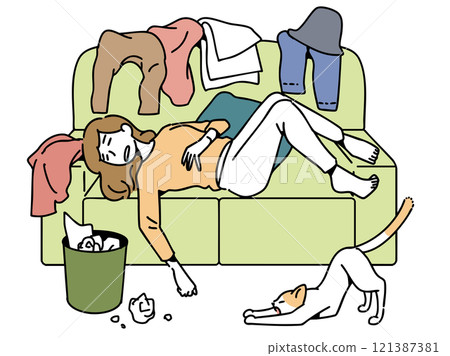 女人在沙發上放鬆 121387381