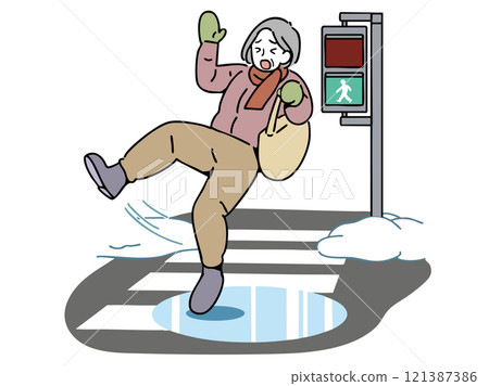 一位老婦在雪路上的行人穿越道上滑倒 121387386