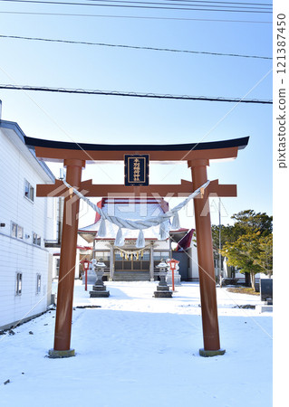 Photographing the grounds of Honbetsu Inari Shrine in winter in Shikabe, Hokkaido 121387450