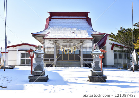 Photographing the grounds of Honbetsu Inari Shrine in winter in Shikabe, Hokkaido 121387452