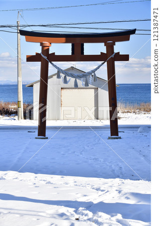 拍攝北海道鹿部町本別稻荷神社境內的冬季風景 121387471