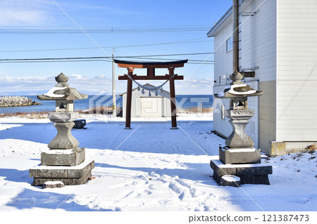 拍攝北海道鹿部町本別稻荷神社境內的冬季風景 拍攝北海道鹿部町本別稻荷神社境內的冬季風景 121387473