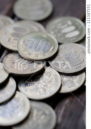 許多 500 日元硬幣日本硬幣 121387551