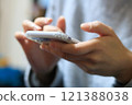 一個操作智能手機的女人 121388038
