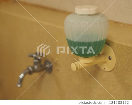 液體肥皂和水龍頭(學校洗手區) 液體肥皂和水龍頭(學校洗手區) 121388122