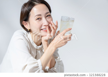 女人喝高球 121388228