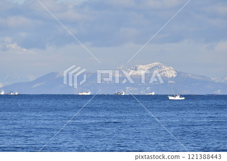從北海道鹿部町拍攝冬天的有珠山和在內浦灣捕魚的漁船 121388443