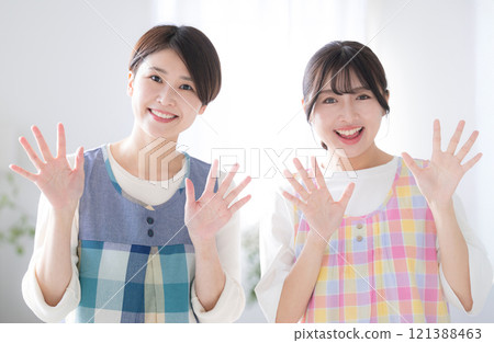An image of a nursery teacher, caregiver, or kindergarten teacher waving goodbye. Also good for changing jobs. An image of a nursery teacher, caregiver, or kindergarten teacher waving goodbye. Also good for changing jobs. 121388463