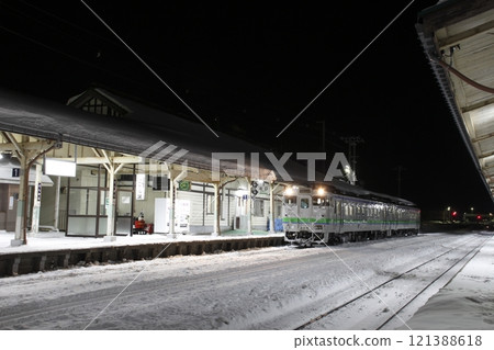 Winter: Sekihoku Main Line Kiha 40 stopped at Engaru Station late at night 121388618