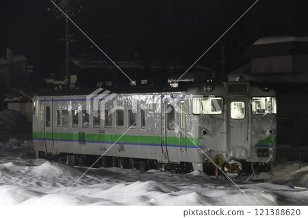 Winter: Sekihoku Main Line Kiha 40 parked on a siding at Engaru Station late at night 121388620