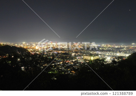從八幡山展望台欣賞福井市中心的夜景 從八幡山展望台欣賞福井市中心的夜景 121388789