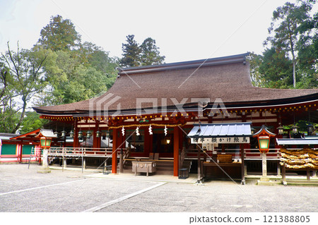 Isonokami Shrine, worship hall (Tenri City, Nara Prefecture) Isonokami Shrine, worship hall (Tenri City, Nara Prefecture) 121388805