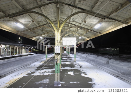 冬季:深夜JR石北本線遠輕站(北海道紋別郡遠輕町) 冬季:深夜JR石北本線遠輕站(北海道紋別郡遠輕町) 121388821