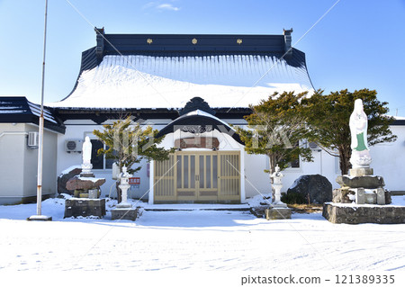 拍攝北海道鹿部町紫雲山法光寺院內的冬季風景 121389335